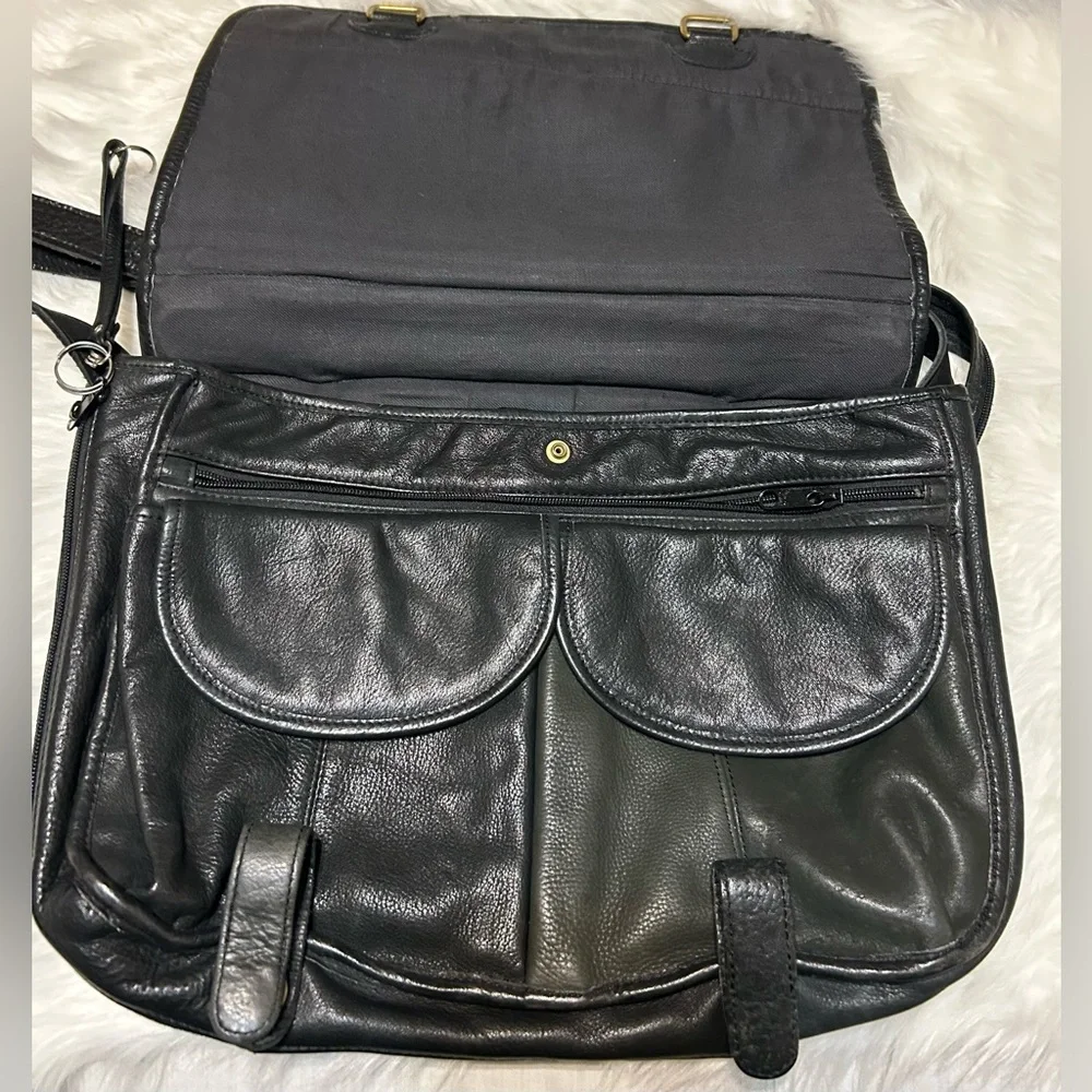 Vintage Wilson’s Black Leather Expandable Messenger Bag
